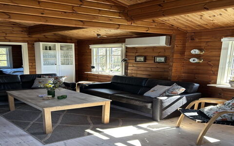 Ernestine - 500M to the Fjord: Meubles, Bois, Design Intérieur, Sol, Sol, Domicile, Dur, Plafond, Tache De Bois, Salon