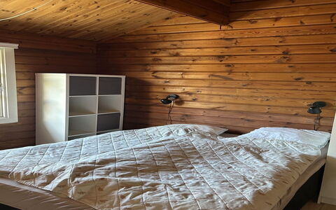 Ernestine - 500M to the Fjord: Bois, Chambre, Sol, Sol, Design Intérieur, Lit, Drap De Lit, Meubles, Plafond, Literie