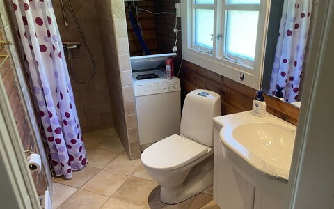 Ernestine - 500M to the Fjord: Siège De Toilette, Luminaire Plomberie, Toilette, Salle De Bains, Sol, Sol, Plomberie, Design Intérieur, Pièce, Évier