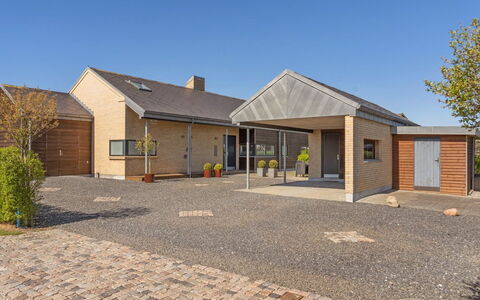 Hans - 700M from the Sea: Herbe, Maison, Toit, Chalet, Domicile, Arbuste, Ferme, Lot Terre, Zone Rurale