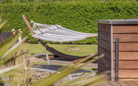 Hans - 700M from the Sea: Herbe, Maison, Toit, Chalet, Domicile, Arbuste, Ferme, Lot Terre, Zone Rurale