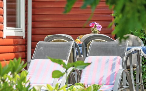 Tess - 50M from the Sea: Herbe, Maison, Toit, Chalet, Domicile, Arbuste, Ferme, Lot Terre, Zone Rurale