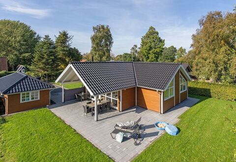 Hellena - 90M from the Sea: Herbe, Maison, Toit, Chalet, Domicile, Arbuste, Ferme, Lot Terre, Zone Rurale