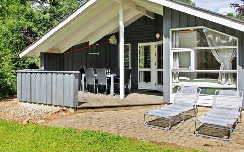 Frederikke - 28Km from the Sea: Dur, Porche, Ombre, Chalet, Planche, Plate-Forme, Biens, Recours, Chaise, Structure En Plein Air