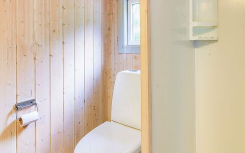 Frederikke - 28Km from the Sea: Mur, Siège De Toilette, Bois, Sol, Luminaire Plomberie, Toilette, Salle De Bains, Sol, Design Intérieur, Lavabo