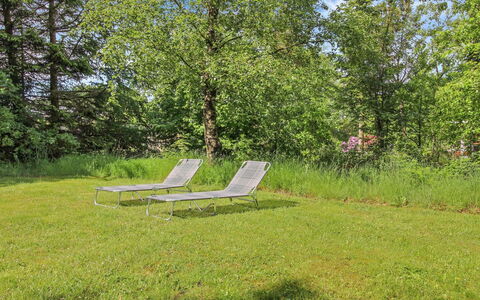 Frederikke - 28Km from the Sea: Herbe, Meubles, Mobilier De Jardin, Arbuste, Couverture De Sol, Jardin, Pelouse, Chaise, Prairie