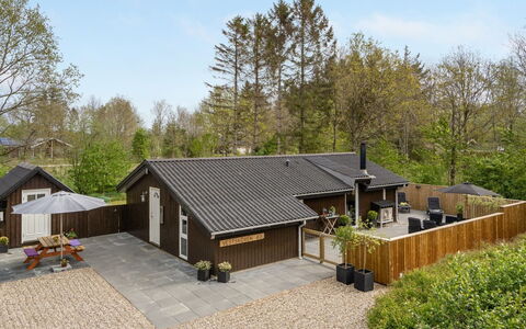 Kea - 30Km from the Sea: Toit, Domicile, Maison, Chalet, Porte, Biens, Siding, Ombre, Allée, Jardin
