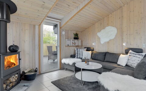 Kea - 30Km from the Sea: Bois, Meubles, Design Intérieur, Plafond, Sol, Éclairage, Pièce, Domicile, Salon, Luminaire