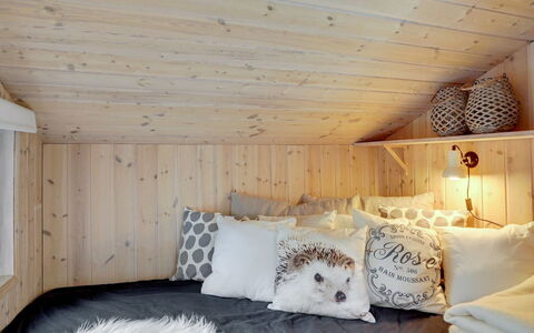 Kea - 30Km from the Sea: Meubles, Design Intérieur, Chambre, Lit, Bois, Linge, Literie, Drap De Lit, Sol, Textile
