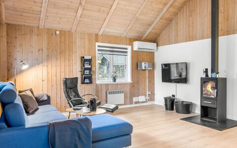 Heina - 25Km from the Sea: Bois, Design Intérieur, Plafond, Meubles, Sol, Domicile, Sol, Pièce, Salon, Parquet