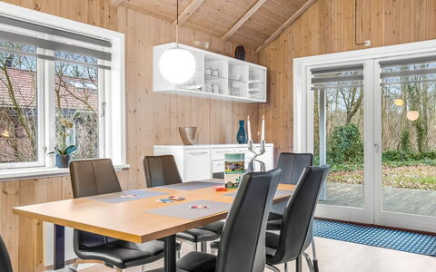 Heina - 25Km from the Sea: Bois, Design Intérieur, Domicile, Plafond, Table Cuisine Et Salle A Manger, Pièce, Salle À Manger, Luminaire, Dur, Parquet
