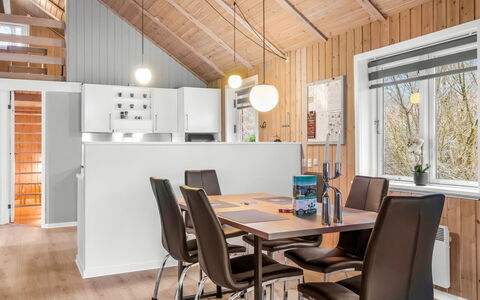 Heina - 25Km from the Sea: Design Intérieur, Meubles, Bois, Plafond, Luminaire, Sol, Table Cuisine Et Salle A Manger, Domicile, Cuisine, Sol