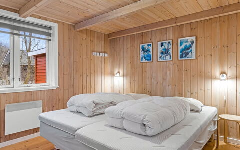 Heina - 25Km from the Sea: Bois, Chambre, Plafond, Lit, Design Intérieur, Drap De Lit, Sol, Domicile, Literie, Meubles