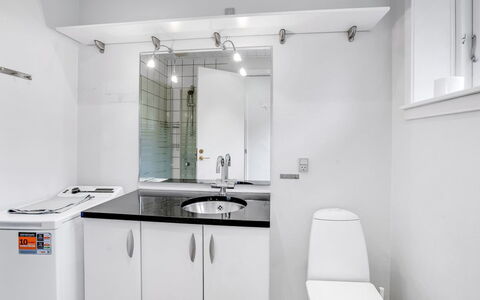 Siiri - 28Km from the Sea: Luminaire Plomberie, Évier, Design Intérieur, Salle De Bains, Robinet, Sol, Lavabo, Plafond, Plomberie, Comptoir