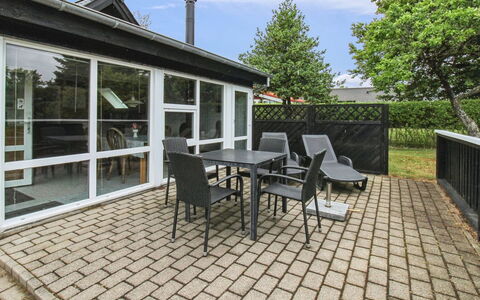 Siouxsie - 500M from the Sea: Domicile, Chalet, Porche, Dur, Siding, Plate-Forme, Ombre, Planche, Biens, Batiments Jardin
