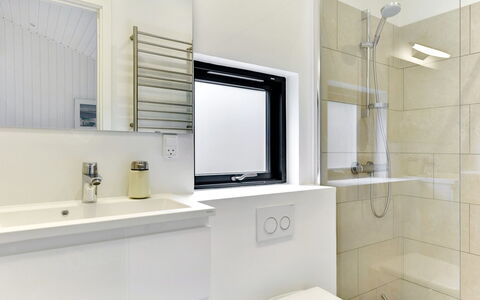 Judyta - 1Km from the Sea: Salle De Bains, Design Intérieur, Luminaire Plomberie, Sol, Sol, Miroir, Plomberie, Robinet, Armoire De Toilette, Pièce