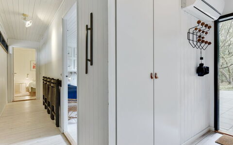 Judyta - 1Km from the Sea: Maison, Chalet, Toit, Batiments Jardin, Ombre, Cabanon, Arrière-Cour, Mobilier De Jardin, Cour, Pelouse