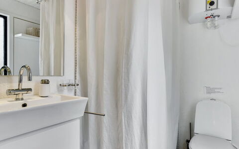 Judyta - 1Km from the Sea: Maison, Chalet, Toit, Batiments Jardin, Ombre, Cabanon, Arrière-Cour, Mobilier De Jardin, Cour, Pelouse