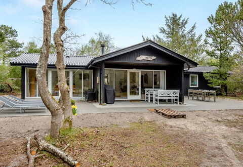 Judyta - 1Km from the Sea: Maison, Chalet, Toit, Batiments Jardin, Ombre, Cabanon, Arrière-Cour, Mobilier De Jardin, Cour, Pelouse