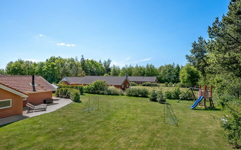 Erp - 10Km from the Sea: Toit, Maison, Domicile, Chalet, Porte, Siding, Plate-Forme, Porche, Planche, Dur