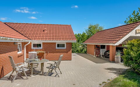 Erp - 10Km from the Sea: Toit, Maison, Domicile, Chalet, Porte, Siding, Plate-Forme, Porche, Planche, Dur