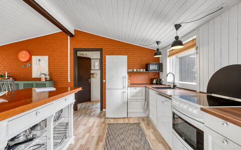 Valdemar - 350M to the Fjord: Bois, Plafond, Cuisine, Design Intérieur, Comptoir, Sol, Domicile, Sol, Meubles, Cabinetry