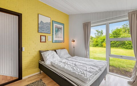 Valdemar - 350M to the Fjord: Design Intérieur, Lit, Chambre, Sol, Sol, Plafond, Cadre De Lit, Pièce, Drap De Lit, Literie