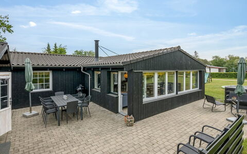 Valdemar - 350M to the Fjord: Toit, Maison, Architecture, Domicile, Chalet, Siding, Porte, Biens, Ombre, Porche