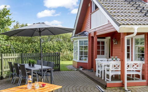 Liam - 800M to the Fjord: Meubles, Mobilier De Jardin, Chaise, Domicile, Chalet, Toit, Jardin, Tableau De Plein Air, Ombre, Porche