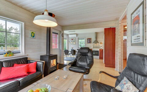 Liam - 800M to the Fjord: Bois, Plafond, Meubles, Domicile, Salon, Sol, Pièce, Canapé, Chalet, Porte