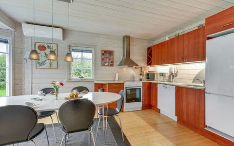 Liam - 800M to the Fjord: Sol, Design Intérieur, Cuisine, Bois, Meubles, Plafond, Sol, Comptoir, Table Cuisine Et Salle A Manger, Chaise