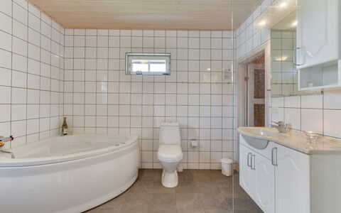 Liam - 800M to the Fjord: Sol, Luminaire Plomberie, Salle De Bains, Sol, Design Intérieur, Plafond, Plomberie, Robinet, Pièce, Lavabo