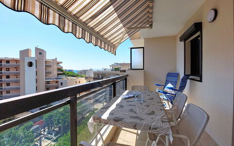 Le Lavandou 200: Appartement, Balcon, Meubles, Chaise, Ombre, Condominium, Mobilier De Jardin, Tableau De Plein Air, Table Cuisine Et Salle A Manger, Tache De Bois