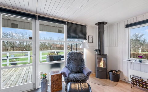 Fritzie - 600M to the Fjord: Maison, Toit, Domicile, Chalet, Arbuste, Couverture De Sol, Biens, Ferme, Siding, Batiments Jardin