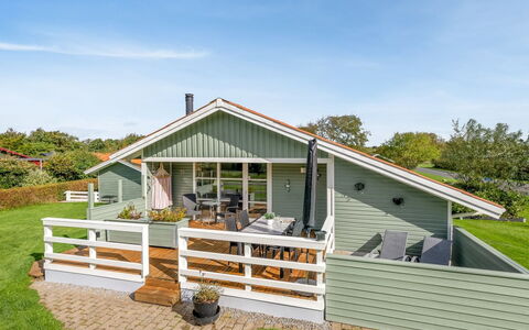 Fritzie - 600M to the Fjord: Chalet, Porche, Siding, Cour, Batiments Jardin, Ferme, Clôture, Structure En Plein Air, Arrière-Cour, Plate-Forme