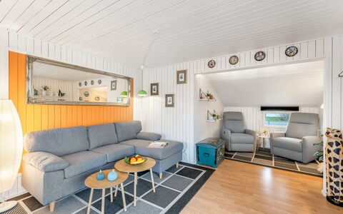 Fritzie - 600M to the Fjord: Bois, Design Intérieur, Meubles, Sol, Plafond, Sol, Domicile, Pièce, Canapé, Salon