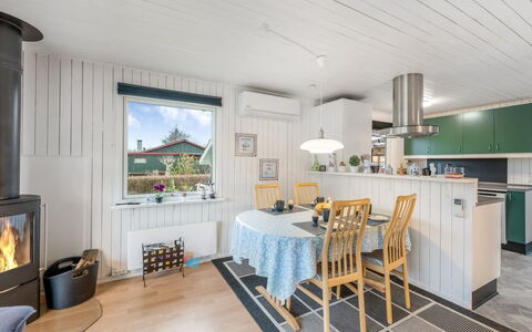 Fritzie - 600M to the Fjord: Bois, Domicile, Maison, Plafond, Design Intérieur, Meubles, Sol, Cuisine, Chalet, Comptoir