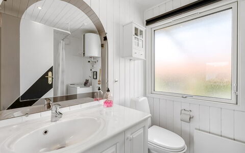 Fritzie - 600M to the Fjord: Luminaire Plomberie, Salle De Bains, Design Intérieur, Plafond, Sol, Robinet, Sol, Évier, Plomberie, Lavabo