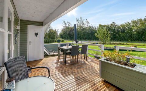 Fritzie - 600M to the Fjord: Chaise, Dur, Jardin, Plate-Forme, Table Cuisine Et Salle A Manger, Ombre, Planche, Parquet, Tache De Bois, Mobilier De Jardin