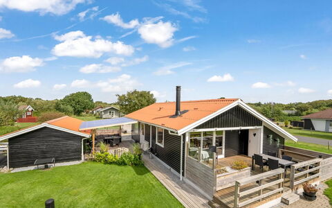 Fritzie - 600M to the Fjord: Maison, Toit, Domicile, Chalet, Arbuste, Couverture De Sol, Biens, Ferme, Siding, Batiments Jardin
