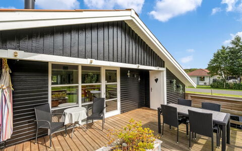 Fritzie - 600M to the Fjord: Maison, Toit, Domicile, Chalet, Arbuste, Couverture De Sol, Biens, Ferme, Siding, Batiments Jardin