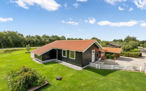 Fritzie - 600M to the Fjord: Maison, Toit, Domicile, Chalet, Arbuste, Couverture De Sol, Biens, Ferme, Siding, Batiments Jardin