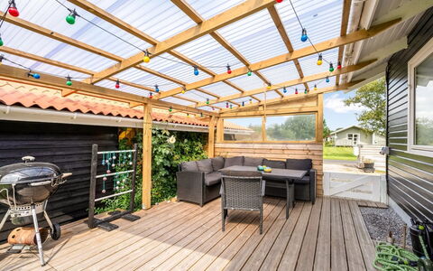 Fritzie - 600M to the Fjord: Maison, Toit, Domicile, Chalet, Arbuste, Couverture De Sol, Biens, Ferme, Siding, Batiments Jardin