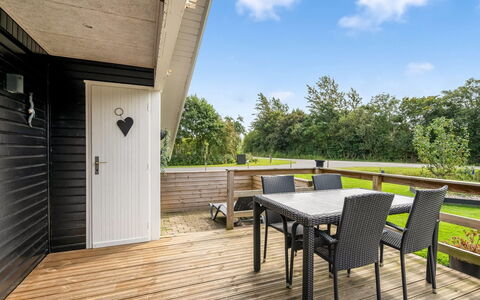 Fritzie - 600M to the Fjord: Maison, Toit, Domicile, Chalet, Arbuste, Couverture De Sol, Biens, Ferme, Siding, Batiments Jardin
