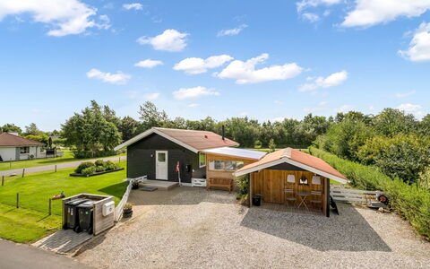 Fritzie - 600M to the Fjord: Maison, Toit, Domicile, Chalet, Arbuste, Couverture De Sol, Biens, Ferme, Siding, Batiments Jardin