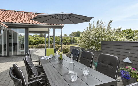 Donka - 300M to the Fjord: Toit, Maison, Lot Terre, Domicile, Chalet, Biens, Batiments Jardin, Ombre, Cabane En Rondins, Aménagement Paysager