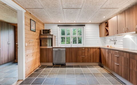 Yvonna - 350M to the Fjord: Bois, Sol, Plafond, Sol, Dur, Tache De Bois, Comptoir, Cuisine, Parquet, Cabinetry