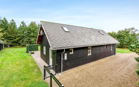 Yvonna - 350M to the Fjord: Bois, Architecture, Toit, Domicile, Maison, Chalet, Porte, Siding, Batiments Jardin, Dur