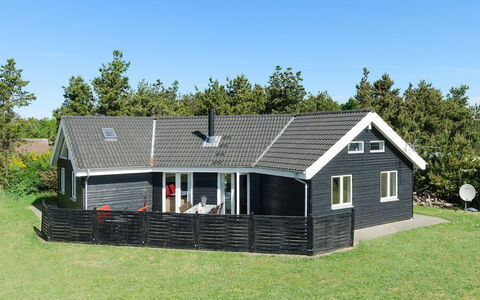 Tydkil - 300M to the Fjord: Toit, Maison, Domicile, Chalet, Siding, Architecture, Zone Résidentielle, Porte, Porche, Pelouse