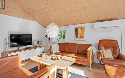 Herminia - 350M to the Fjord: Meubles, Design Intérieur, Bois, Sol, Canapé, Plafond, Pièce, Salon, Sol, Éclairage